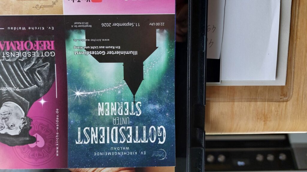 # Alt-Text Buchcover mit blaugrünem Sternenhimmel und weißer Schrift "Gottesdienst unter Sternen" von Kirschenwart.