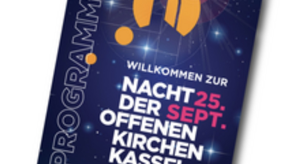 Plakat für die Nacht der offenen Kirchen am 25. September in Kassel mit blauem Hintergrund und orangenen Designelementen.