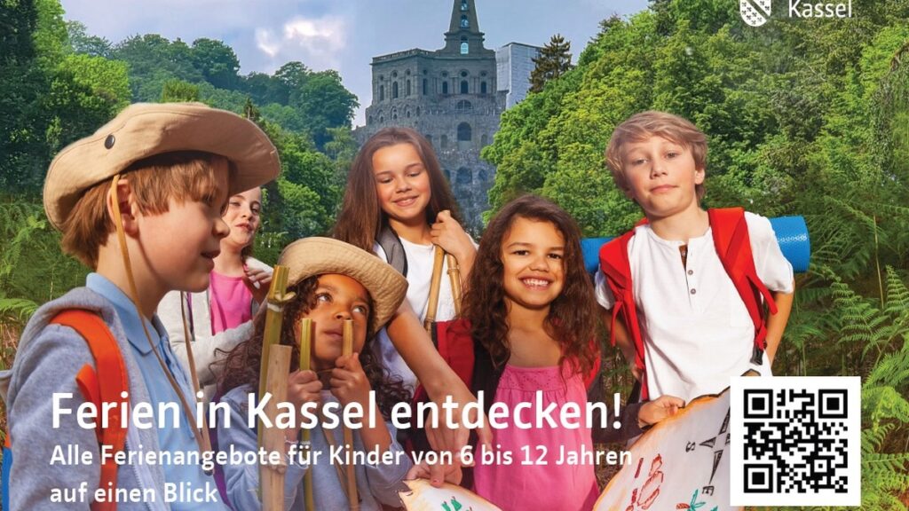 Gruppe von Kindern in historischem Kostüm vor Schloss Kassel mit Text zu Ferienangeboten.